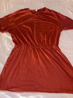 Old Navy Short Sleeve Tee in Deep Rust Red